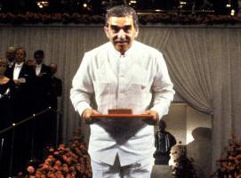 García Márquez recibiendo el Nobel