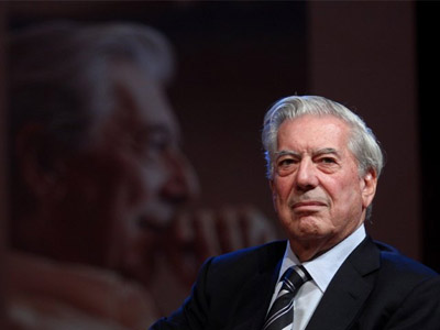 Mario Vargas Llosa leía poemas a escondidas