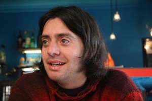 Rodrigo Díaz Cortez, el escritor chileno que conquista Barcelona