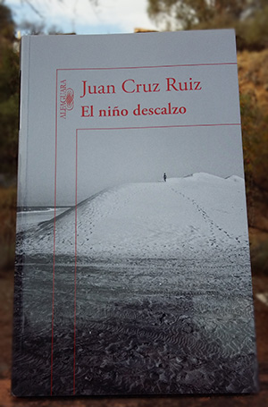 «El niño descalzo» de Juan Cruz Ruiz —Editorial Alfaguara—