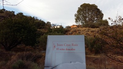 «El niño descalzo» de Juan Cruz Ruiz —Editorial Alfaguara—