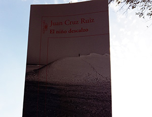 «El niño descalzo» de Juan Cruz Ruiz —Editorial Alfaguara—