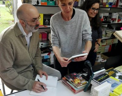 Eduardo Halfon junto a la librera Pilar Eusamio