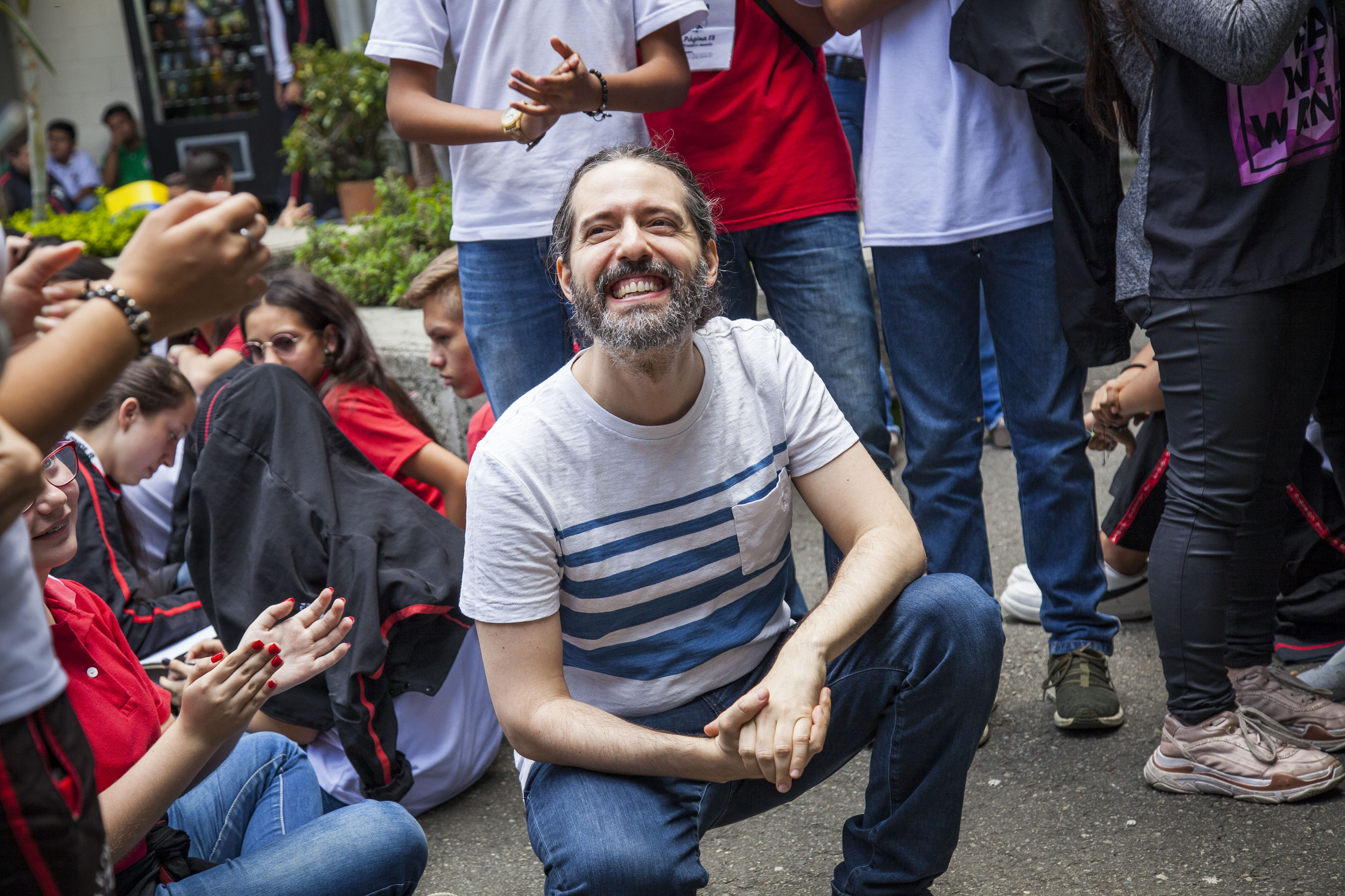 Andrés Neuman en una visita al ITM Loyola de Medellín