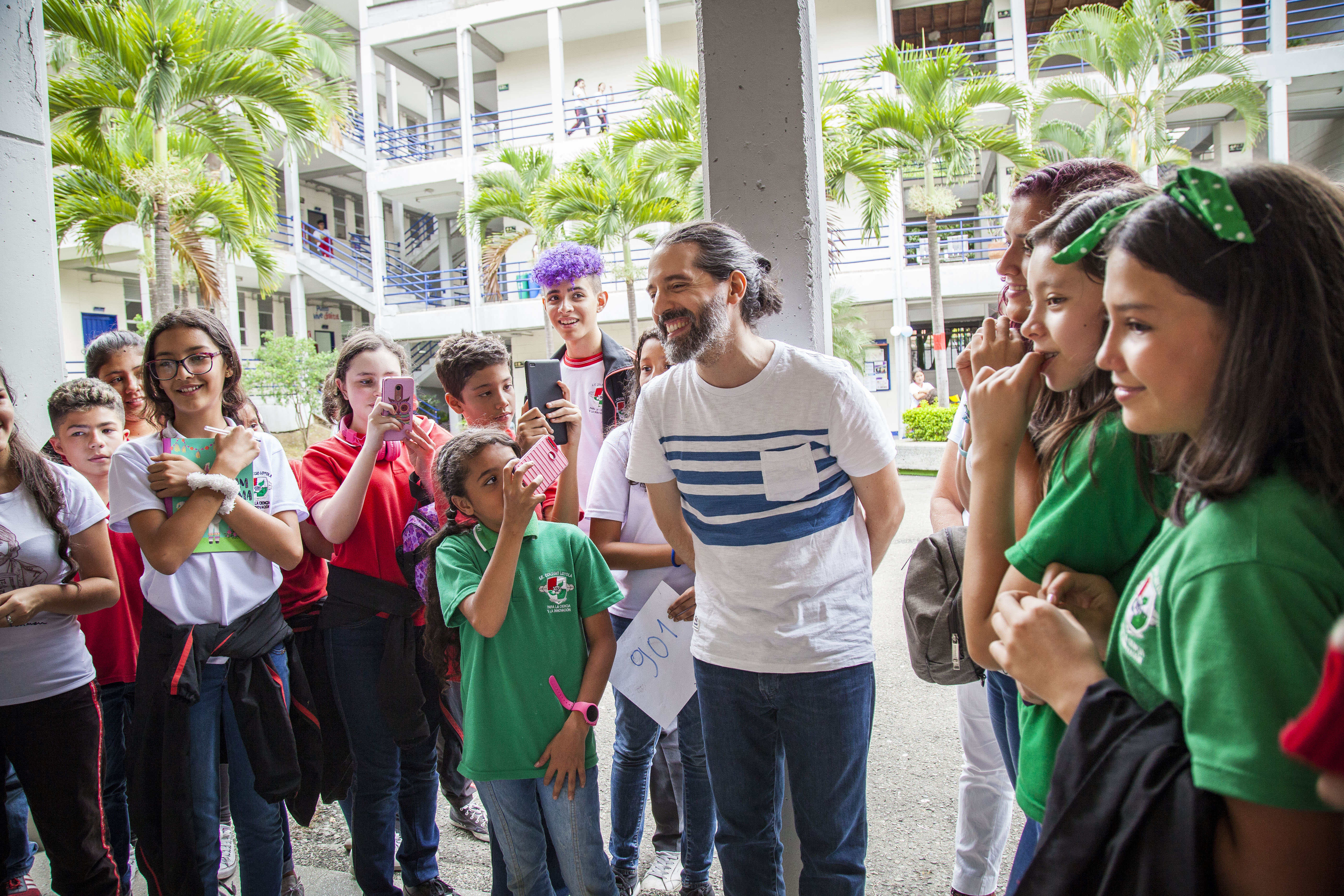 Andrés Neuman en una visita al ITM Loyola de Medellín