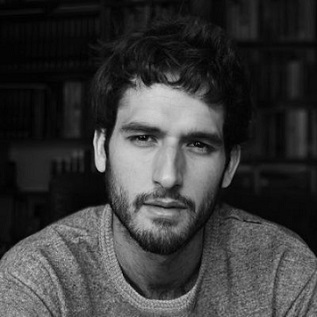 Escritor Álvaro Arbina