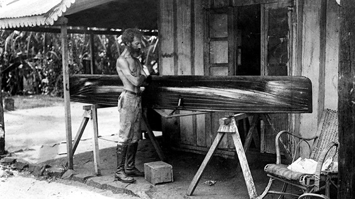 Horacio Quiroga trabajando en su canoa