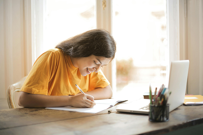 Chica escribiendo