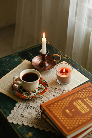 Un libro, una vela y una taza de café que imprimen la idea de memoria