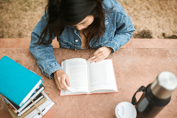 Una mujer leyendo