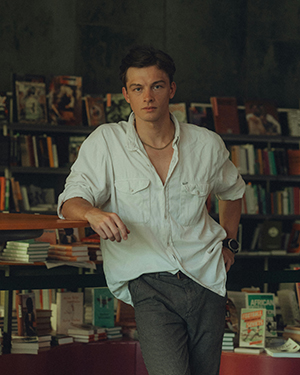 Joven en una librería