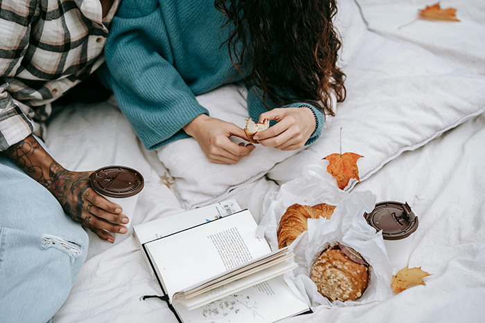 Dos personas leyendo en otoño