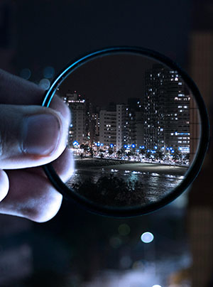 Una ciudad detrás de una lente