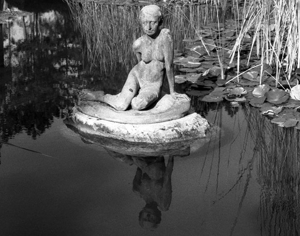 Una fuente y su reflejo