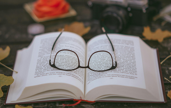 Un libro abierto y unas gafas